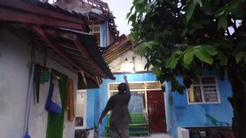 Strong Winds Damage Several Houses In Palabuhanratu