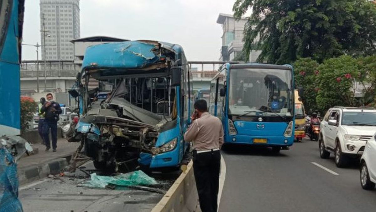 The Transjakarta Driver Who Hits Gandaria City Road Barrier Fired