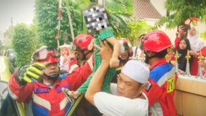Damkar Evakuasi Balita Terjebak di Dalam Mobil yang Terkunci Otomatis