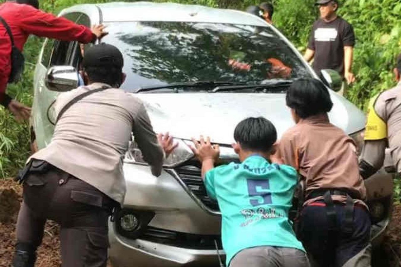 The 7-passenger Car Got Lost Deep Into The Putri Mountain Forest Late Friday Night