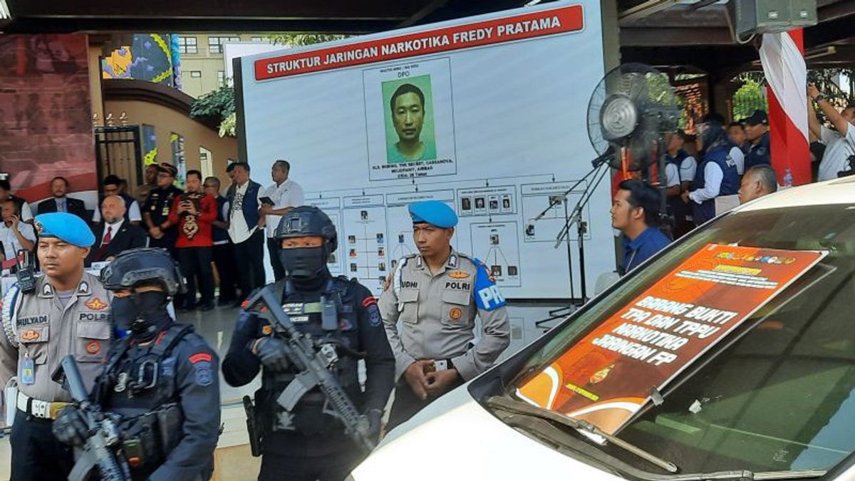 警察追捕弗雷迪·普拉塔马(Fredy Pratama),这是在印度尼西亚分发Yaba药丸的唯一毒贩