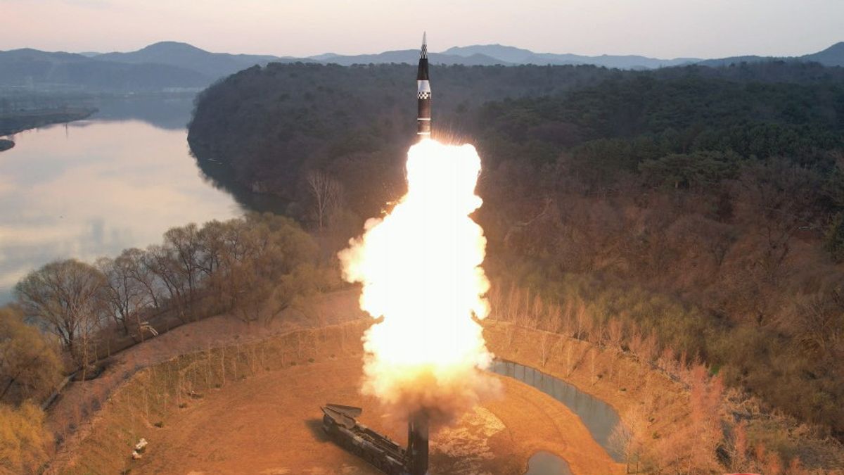 يراقب مباشرة كيم جونغ أون ، كوريا الشمالية عنوان الاختبار التجريبي لإطلاق صاروخ تفوق سرعته سرعة الصوت بالوقود الصلب