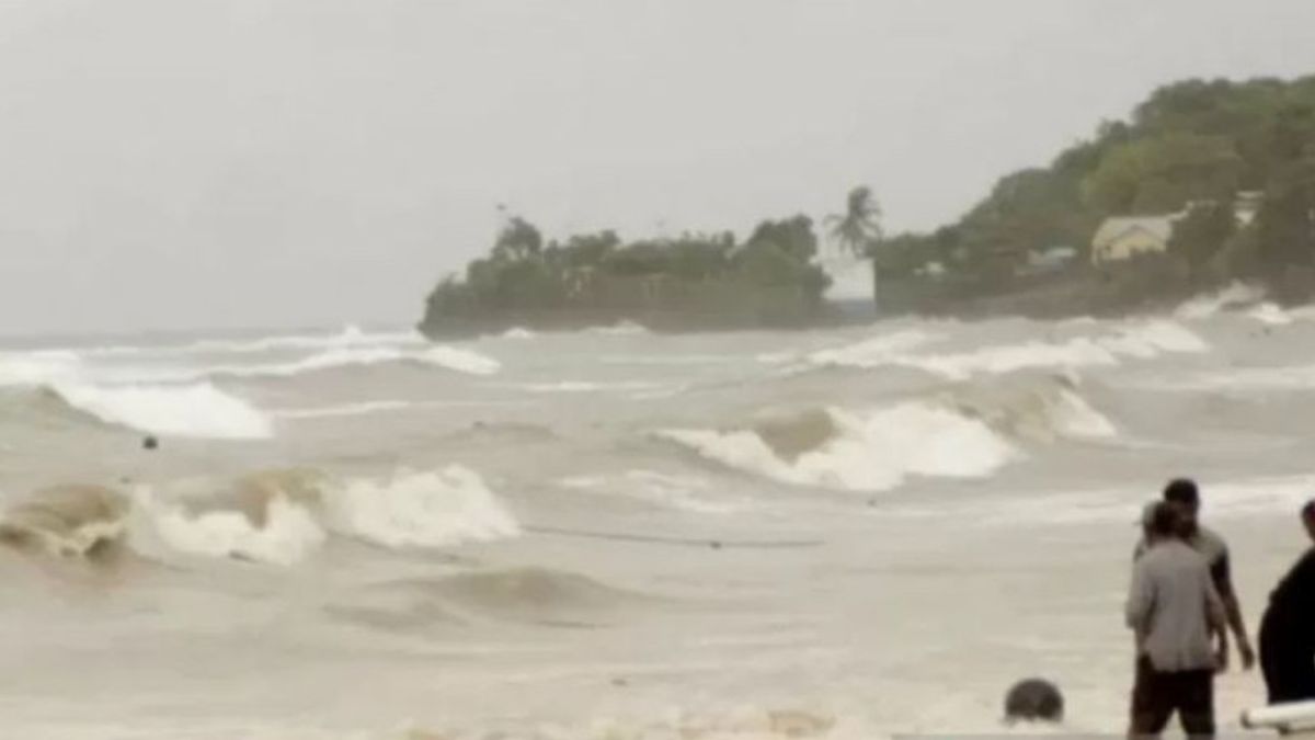 Four Meter High Waves Hit The Southern Region Of NTT