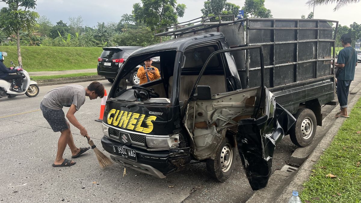 Hilang Kosentrasi, Mobil Pengangkut Sampah di Tangsel Tabrak Pembatas Jalan Hingga Terguling