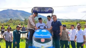 Wabup Solok: يمكن لمجموعة المزارعين الحصول على مساعدة من جرار من حكومة الولاية الشمالية الغربية 