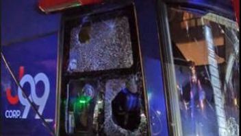 杜！Arema Fc 的巴士被支持者攻击， 肇事者使用石头， 吉尔链和英语钥匙 