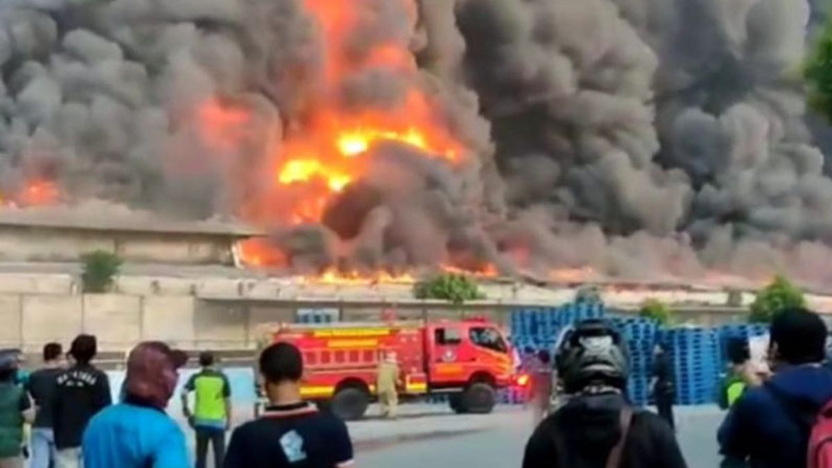 Plastic Materials Make Fire Extinguishing At The Factory In The Gunungputri Region Of Bogor Difficult To Extinguish, There Are No Casualties