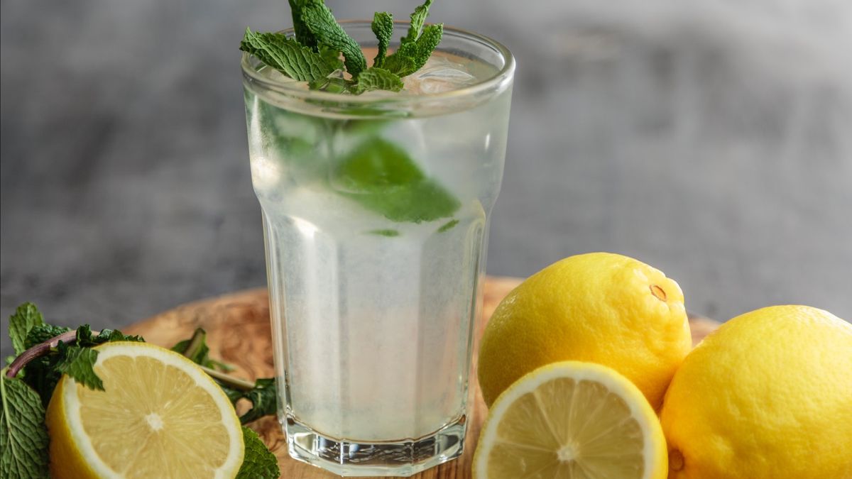Efektif Perbaiki Metabolisme Tubuh, Tapi Betulkah Minum Air Lemon Setiap Hari Bikin Kurus?