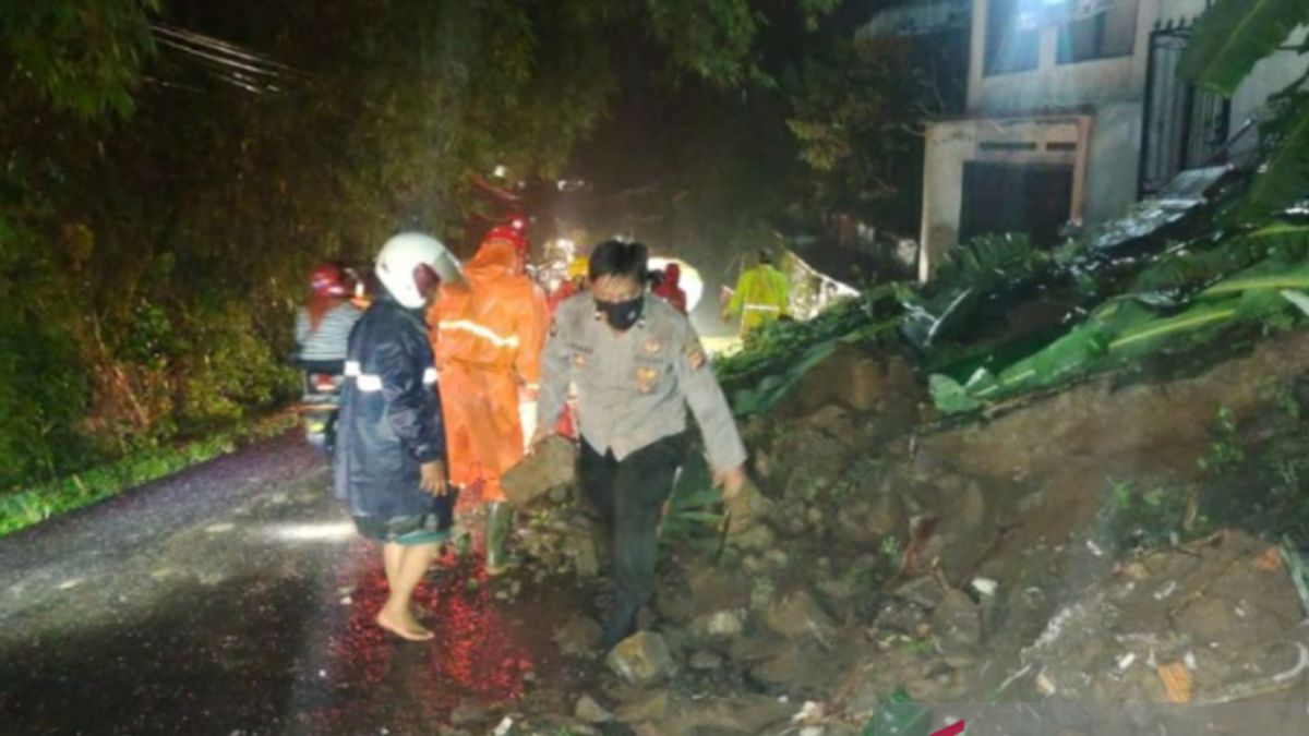 1 Rumah Rusak Akibat Longsor di Wanayasa Purwakarta, Material Tutup Akses Jalan, Tidak Ada Korban Jiwa