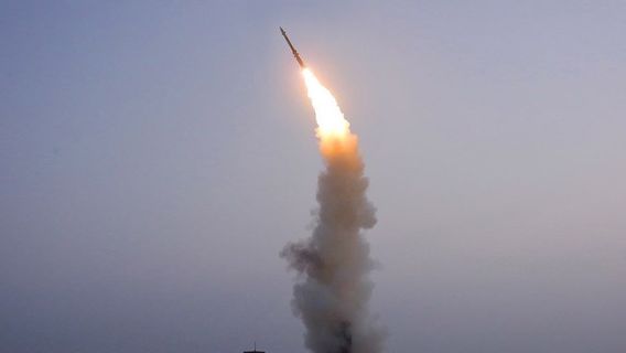 正在播放：朝鲜试射新型防空导弹，配备双转向控制精确制导
