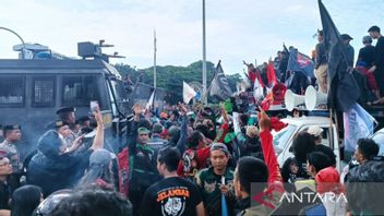 Bakar Ban, Aksi Demo Ojol Sempat Memanas