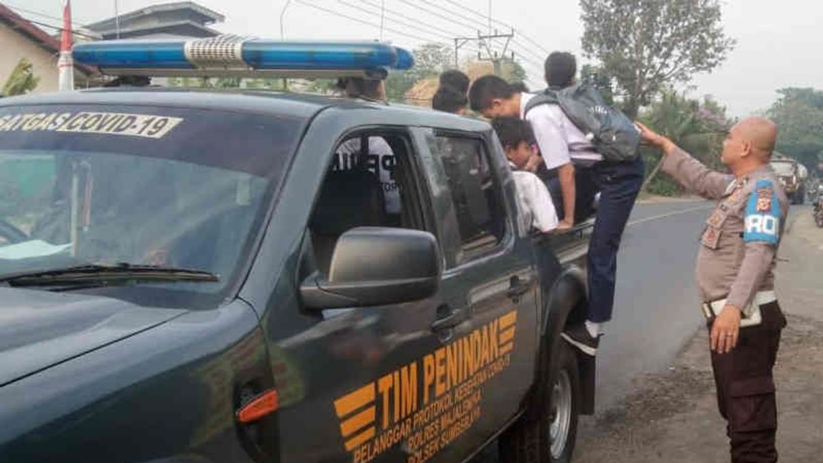 Student Transport Police Towards A School Of Wage Action Strike Angkot Driver In Majalengka