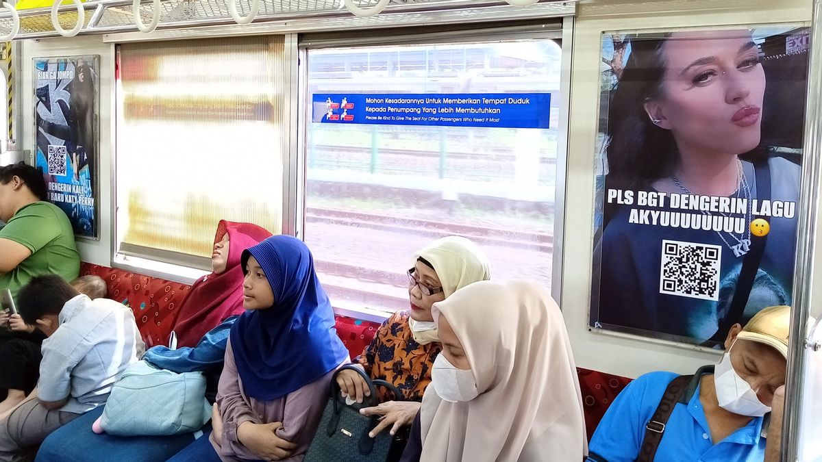 Unik! Katy Perry Promosikan Lagu Baru Lewat Meme di Commuter Line Jabodetabek