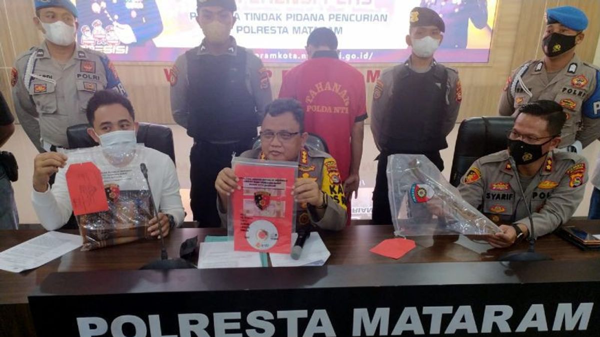 Arrestation D’un Caissier En Libre-service Qui A Agi Avec Un Sarong De Style Ninja à Mataram