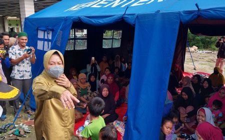 Kunjungi Korban Banjir Sigi, Mensos Risma Minta Lokasi Pengungsian Tetap Berdiri Hingga Desember 2022