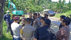 Polisi Bubarkan Massa yang Blokir Jalan Menuju Wisata Hutan Bowosie NTT