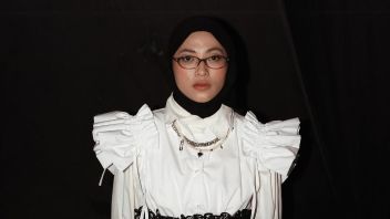 Feby Putri通过新生长的感官音乐视频呈现了充满爱的小时刻