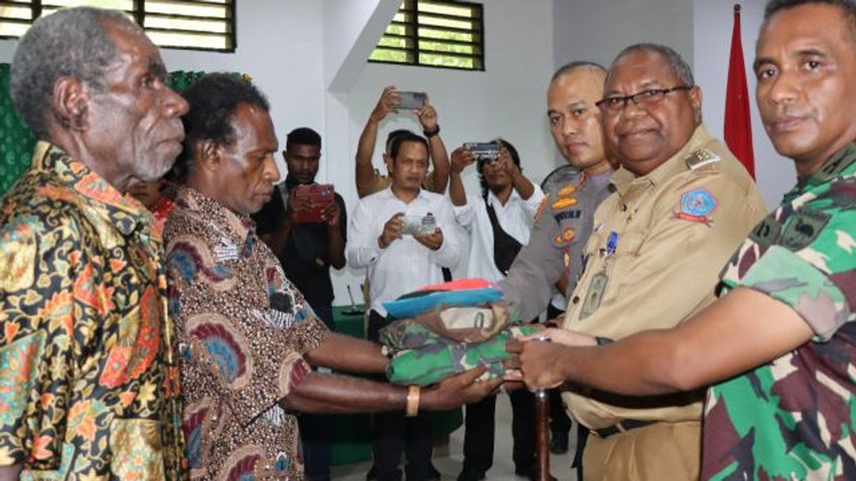 访问南索龙警察，三名解放西巴布亚成员宣布效忠印度尼西亚共和国