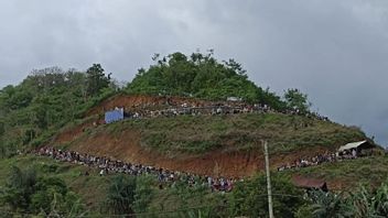صورة الفيروسية للمواطنين مشاهدة كأس المواهب آسيا في حلبة مانداليكا من أعلى التل، إلى ديسوب NTB: متحمس