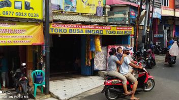 Angkot Ugal-ugalan di Jalan, Tabrak Toko Kasur di Pasar Rebo