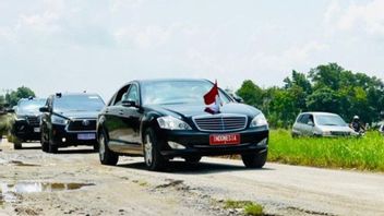 Getting To Know The Mercedes S600 Guard, Jokowi's Presidential Car Crossing The Damaged Road In Lampung