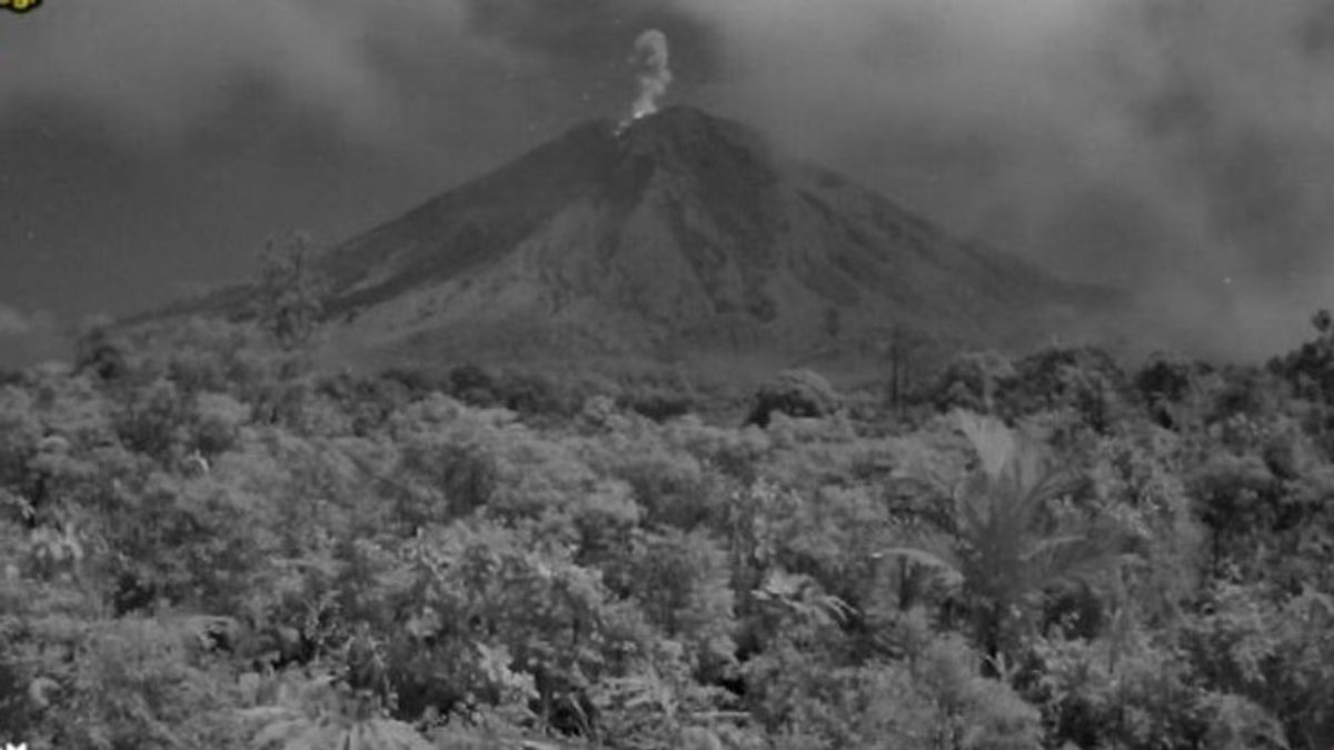 Mont Semeru éruption avec une ablution volcanique de 1 kilomètre