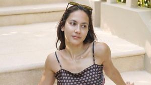 Rambut Berantakan Tertiup Angin, Intip 10 Potret Pevita Pearce saat Bersantai di Bali