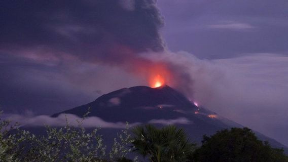 停止していた、男性のレウォトビ山が木曜日の朝に噴火に戻った