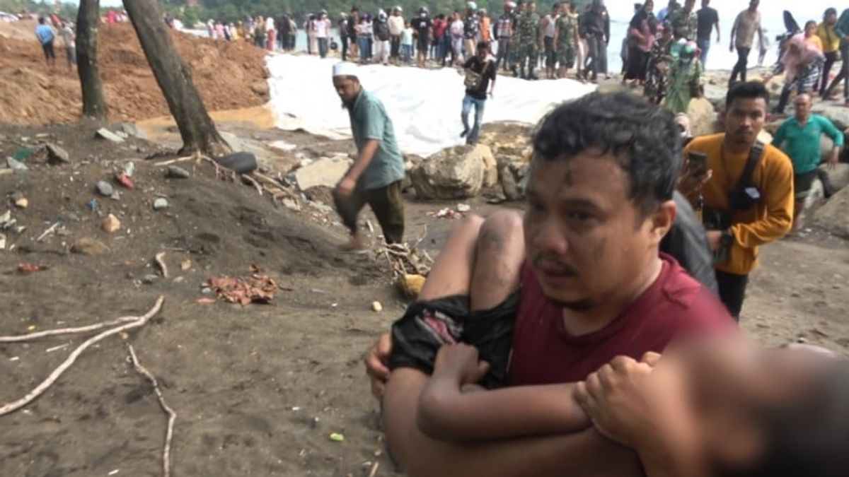 Un Garçon De 10 Ans à Padang Est Mort Par Vagues Alors Qu’il Nageait Avec Ses Amis