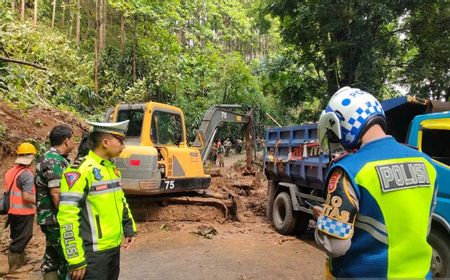 Petugas Gabungan Masih Berupaya Buka Akses Sukabumi-Palabuhanratu yang Longsor