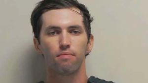 Peran Ayah Pembunuh Charlie Kirk: Cegah Pelaku Bunuh Diri Akhirnya Curhat ke Polisi