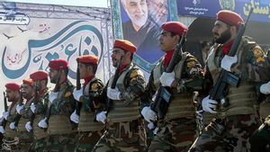 Pamer Persenjataan di Parade Peringatan Perang Iran-Irak, Presiden Raisi: Pasukan Kami Menjamin Keamanan Kawasan dan Teluk Persia