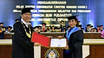 Susi Pudjiastuti And Hold Honoris Causa From Undip In Today's Memory, December 3, 2016