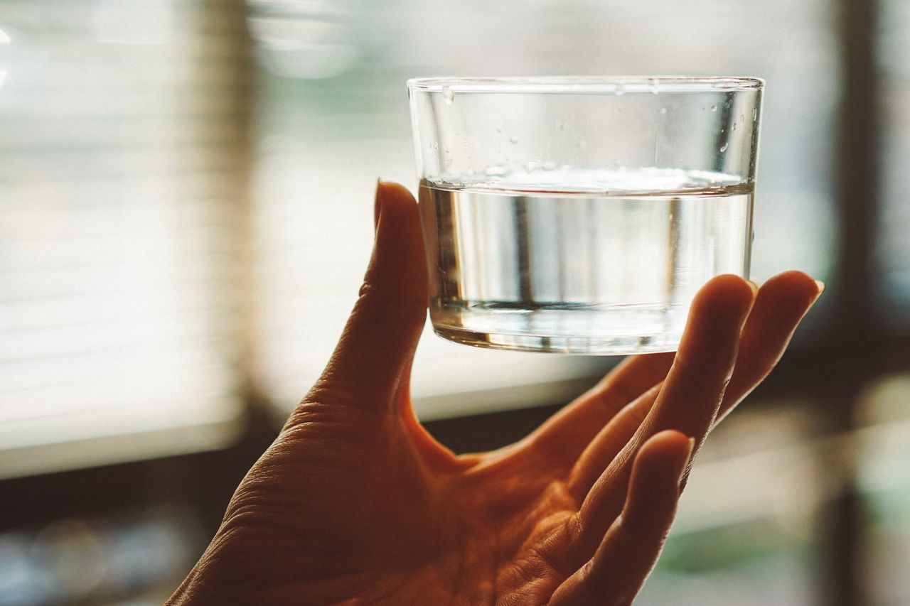寝る前に水を飲む、それは健康ですか?