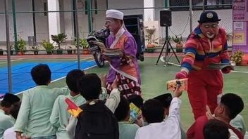 Ustaz Yahya Edward Mengajari Anak-anak Panti Mengaji dengan Pakaian Badut