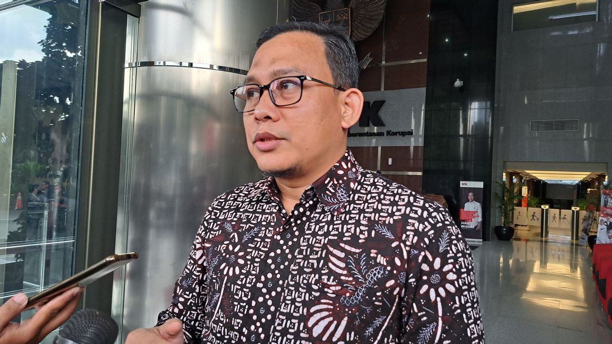القبض على الهارب إيزيل أزهر ، الذي اعتقلته KPK ، يتلقى إشباعا يصل إلى 32.4 مليار روبية إندونيسية تتعلق بتطوير رصيف سابانغ