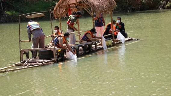 DKP Kulon Progo Tebar Benih Ikan di Embung Blubuk