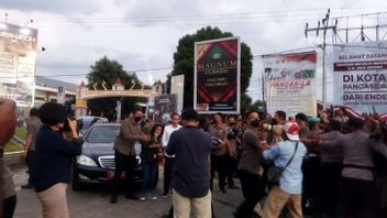 تم الترحيب به في Ende NTT ، نزل Jokowi من السيارة 2 صور شخصية مع السكان