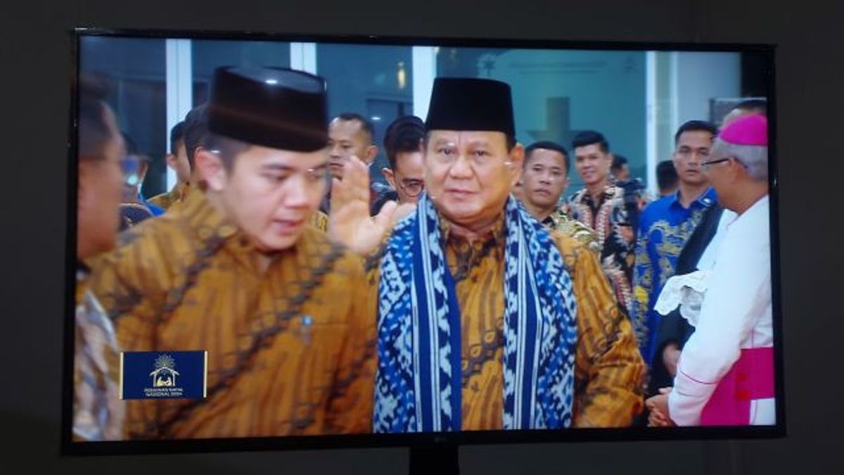 Tiba di Perayaan Natal Nasional 2024, Presiden Prabowo Dikalungi Selendang Putih Biru