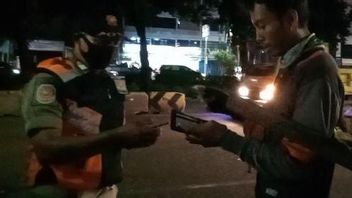 Penertiban PMKS di Gambir, Pemulung Menolak Ditangkap: Saya Pemulung, Main Tangkap Aja,  Emangnya Saya Maling?