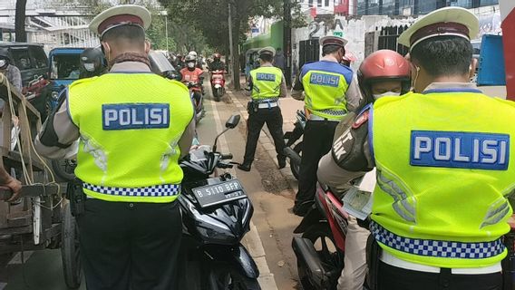 ゼブラ作戦2022:ジャカルタ中部の70人のオートバイが罰金を科され、6台のバイクが手紙なしで連れて行かれる