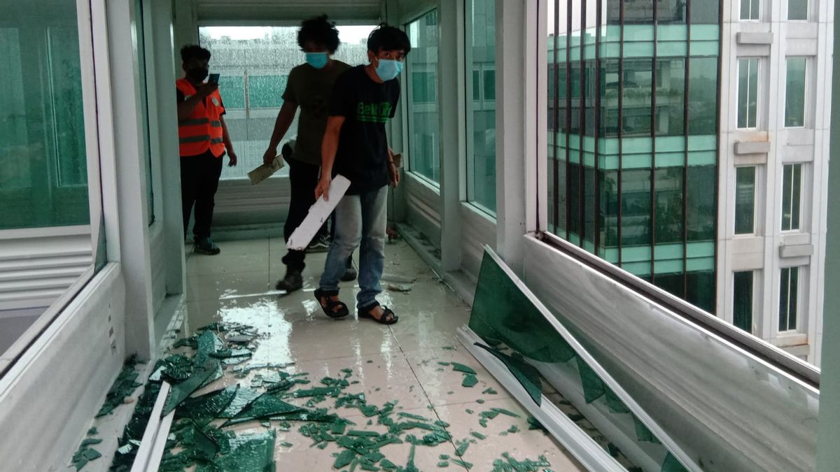 Akibat Cuaca Buruk, Kaca Jembatan Penghubung Kantor Pemkot Tangsel Pecah