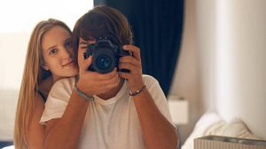 Tak Lagi Berpegangan Tangan? Ini 11 Arti di Balik Hilangnya Keintiman Fisik dalam Hubungan