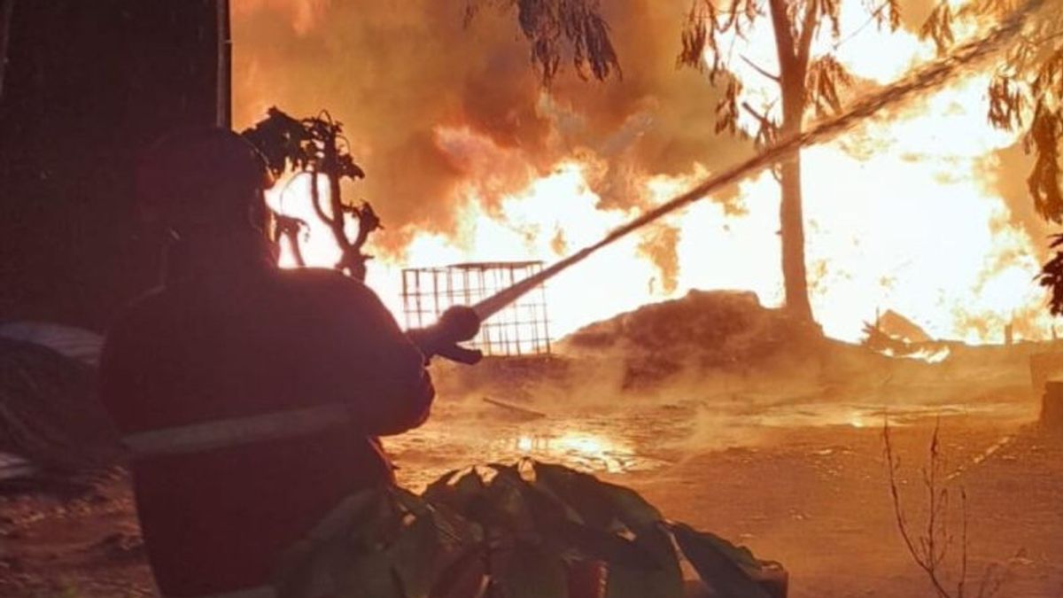 Petugas Berjibaku Padamkan Kebakaran Gudang BBM di Lampung Selatan