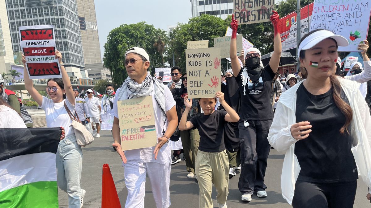 Rows Of Celebs Participate In Defending Palestine At Monas, Ada Aaliyah Massaid, Atta To Hanung Bramantyo