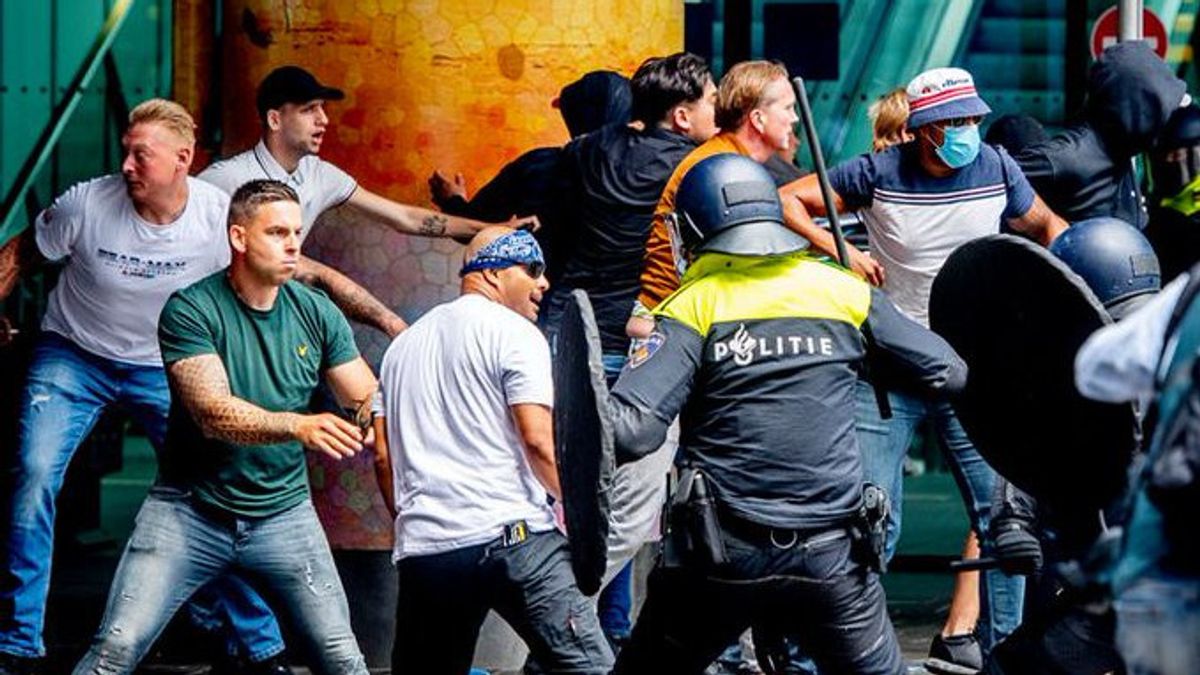 Unjuk Rasa COVID-19 di Belanda Ricuh setelah Bergabungnya Kelompok Suporter Sepak Bola