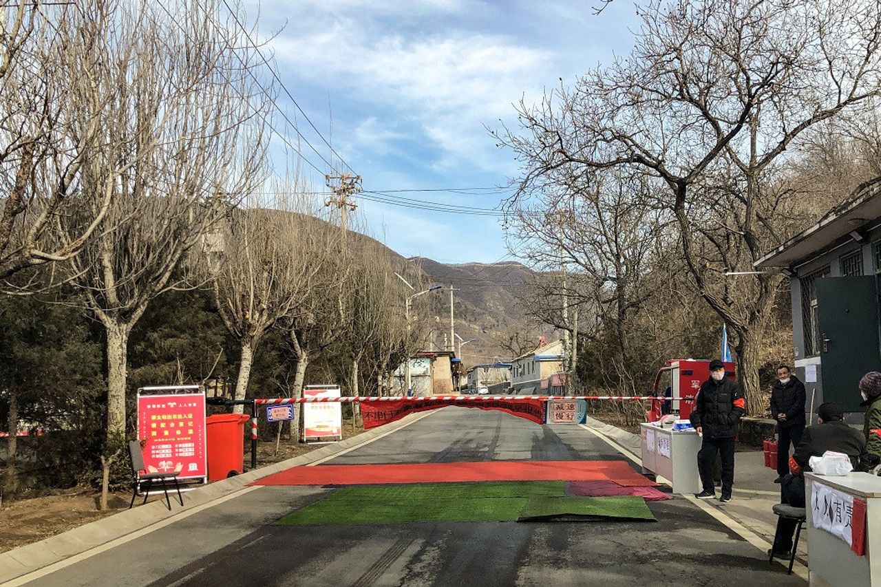 COVID-19制限抗議は中国で拡大し、上海警察と抗議者が衝突