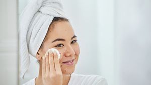 3 Perbedaan Micellar Water dan Makeup Remover, Mana yang Lebih Efektif untuk Bersihkan Wajah? 