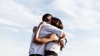 4 نصائح لمعانقة شريكك الذي يجعل علاقتك أكثر رومانسية