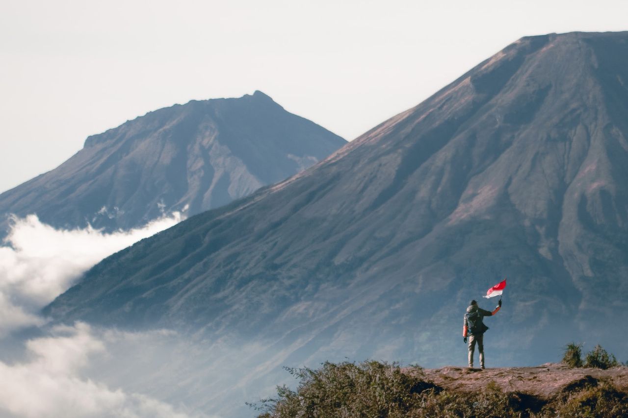 インドネシアで最も高い7つの山に登るには 肉体的および精神的準備が必要です